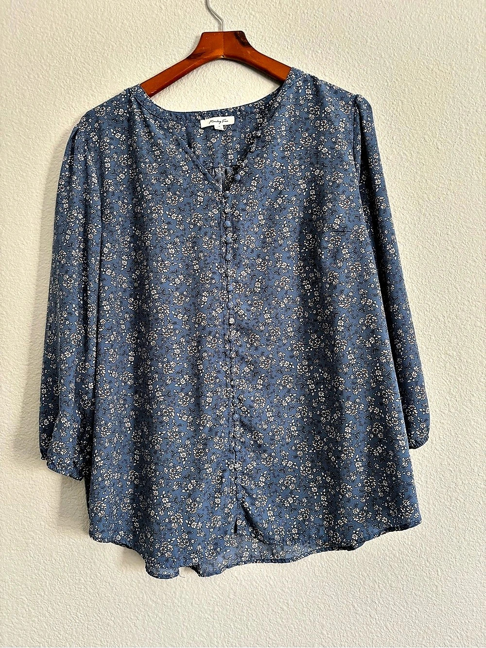 Monday Fun Floral Button Front Blouse in Blue Size 1X Like New